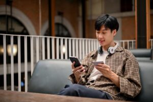 College student placing a mobile order on his phone.